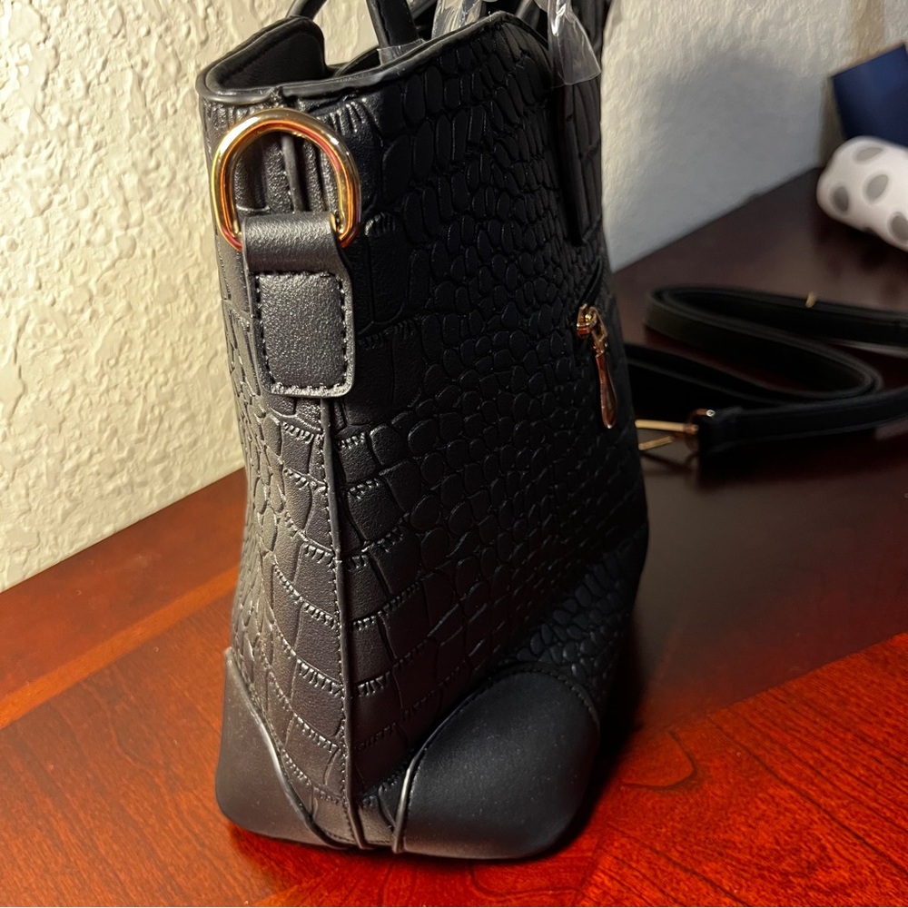 Elegant Black Crocodile-Embossed Bag - Picture 5 of 7